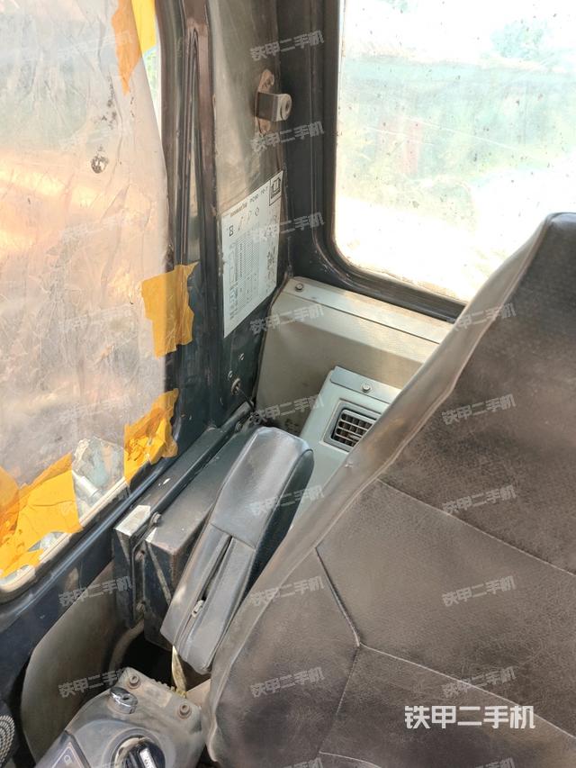 后窗玻璃角标（驾驶室部分）