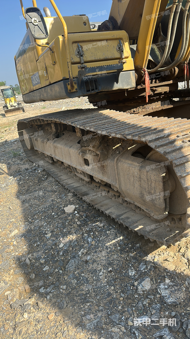 單側(cè)履帶整體(整機外觀) 單側(cè)履帶整體(整機外觀)