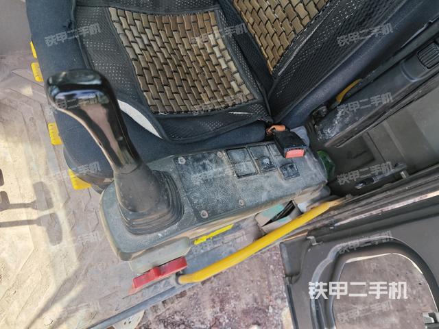 座椅左侧控制台/音响/含左手柄(驾驶室部分) 座椅左侧控制台/音响/含左手柄(驾驶室部分)