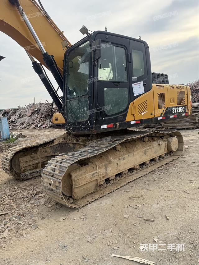 駕駛室整體(整機(jī)外觀) 駕駛室整體(整機(jī)外觀)