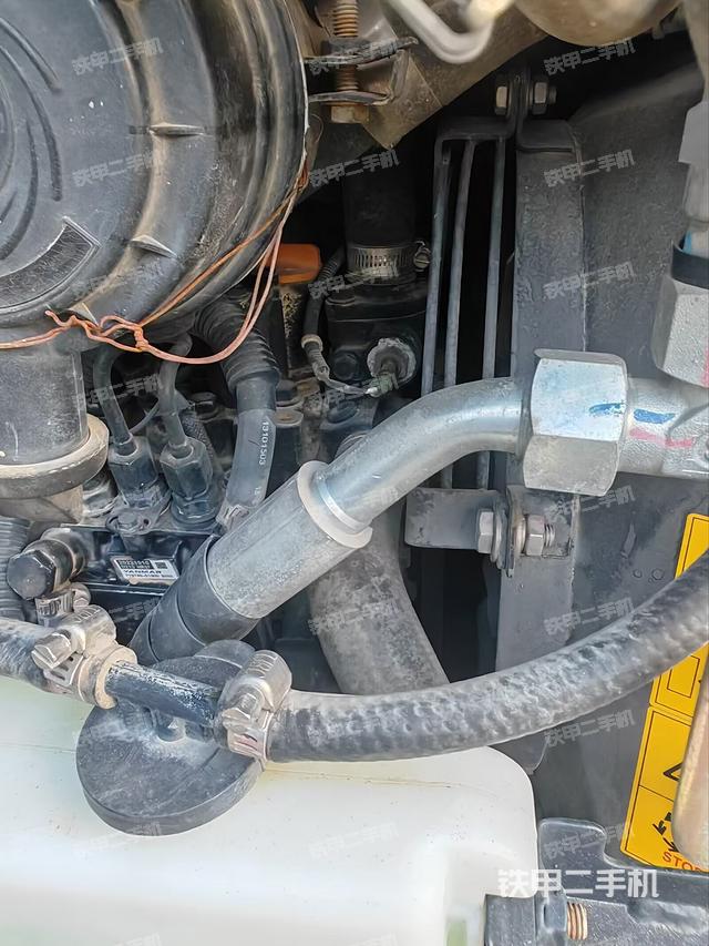 液壓泵艙室正面整體（整機外觀）