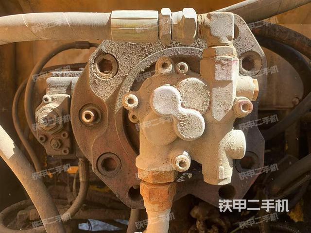 液压泵舱室正面整体（整机外观）