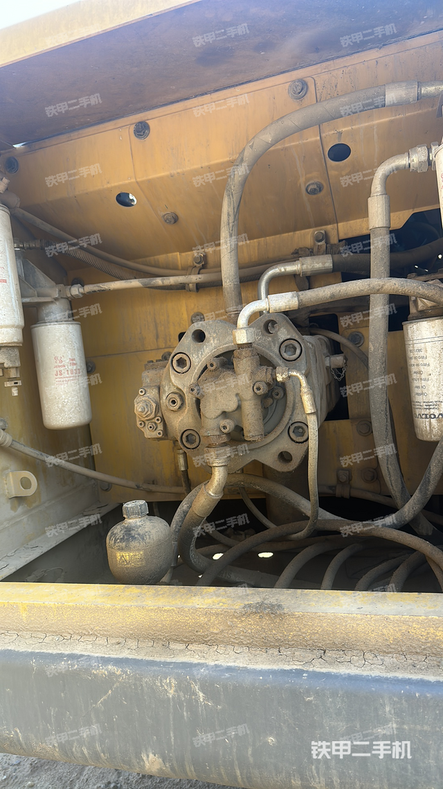 液壓泵艙室正面整體(整機外觀) 液壓泵艙室正面整體(整機外觀)