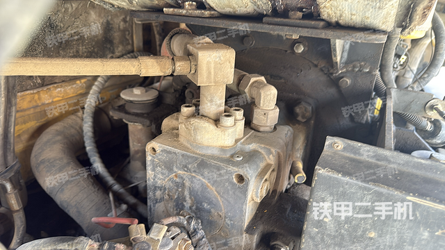 液壓泵艙室正面整體(整機外觀) 液壓泵艙室正面整體(整機外觀)