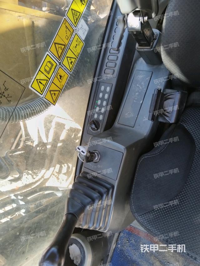 座椅右側(cè)控制臺(tái)/鑰匙門/油門/含右手柄（駕駛室部分）