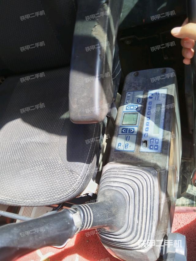 座椅左侧控制台/音响/含左手柄（驾驶室部分）