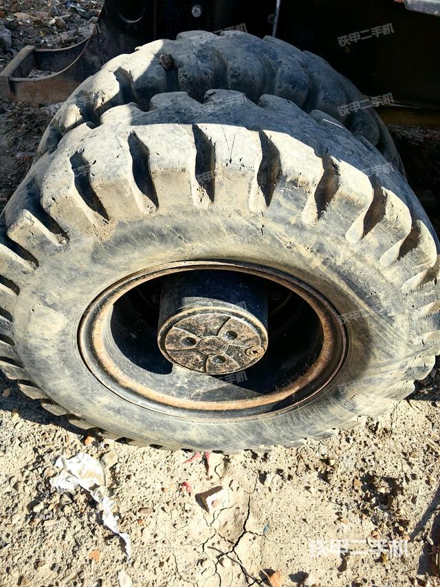 左驅(qū)動輪（行走機(jī)構(gòu)）