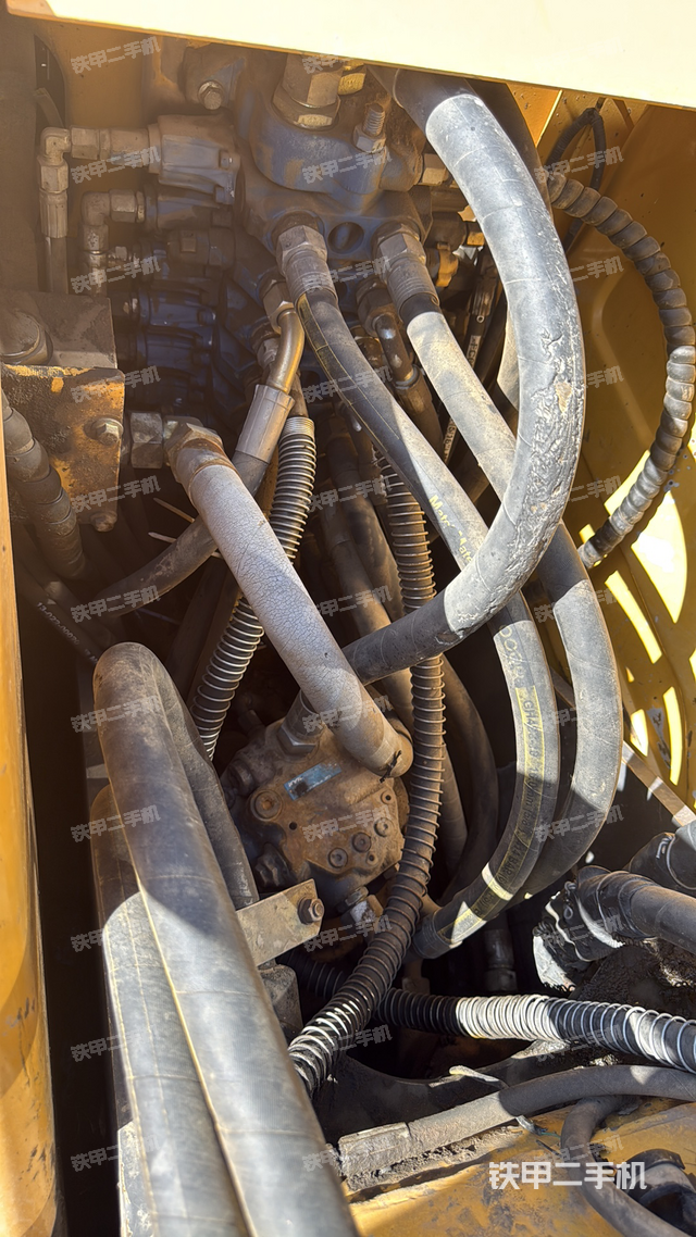 回轉馬達和主控閥(整機外觀) 回轉馬達和主控閥(整機外觀)