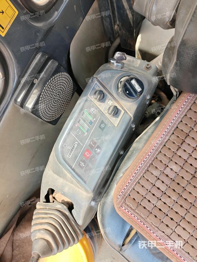 行走控制手柄和踏板 俯拍（驾驶室部分）