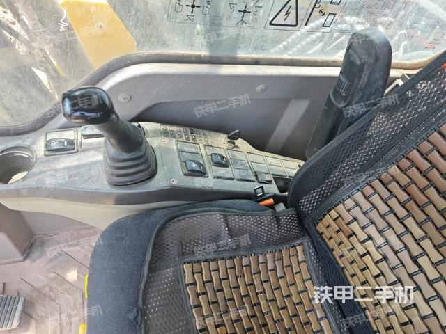 座椅右侧控制台/钥匙门/油门/含右手柄(驾驶室部分) 座椅右侧控制台/钥匙门/油门/含右手柄(驾驶室部分)