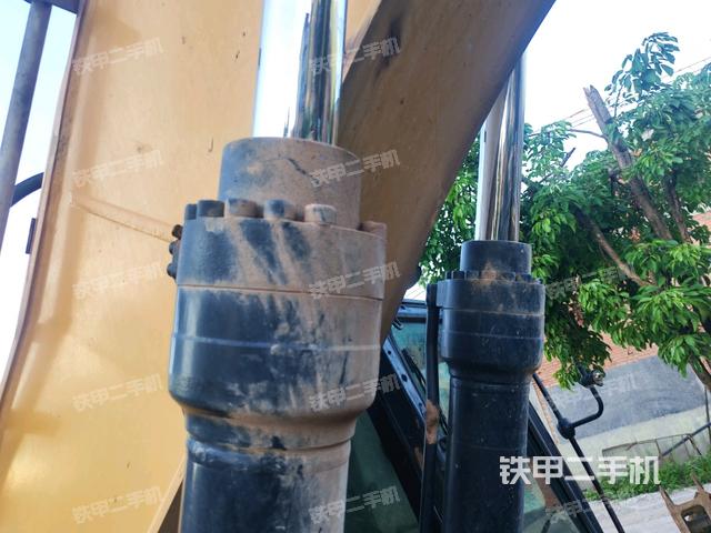 转盘和下车架正前(工作和回转装置) 转盘和下车架正前(工作和回转装置)