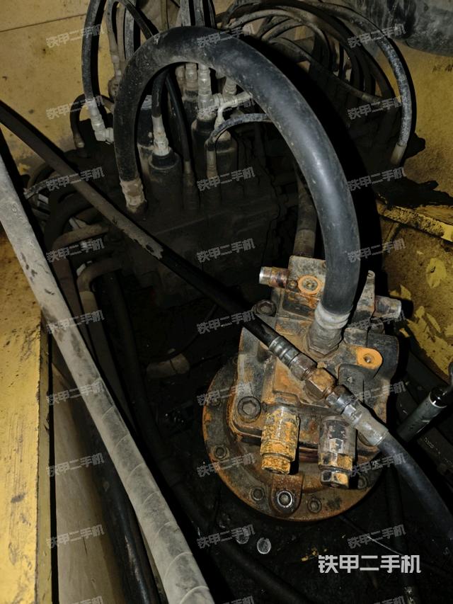 回转马达和主控阀（整机外观）