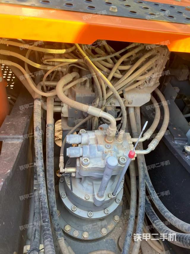 回转马达和主控阀（整机外观）