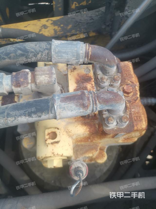 回轉(zhuǎn)馬達和主控閥(整機外觀) 回轉(zhuǎn)馬達和主控閥(整機外觀)