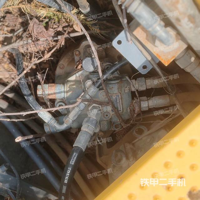 回轉馬達和主控閥(整機外觀) 回轉馬達和主控閥(整機外觀)