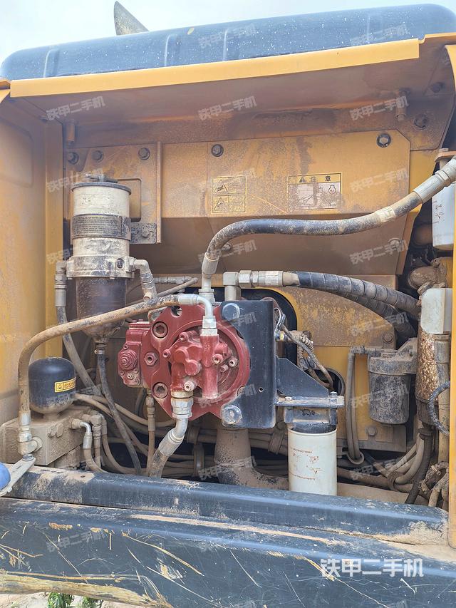 液压泵舱室正面整体(整机外观) 液压泵舱室正面整体(整机外观)