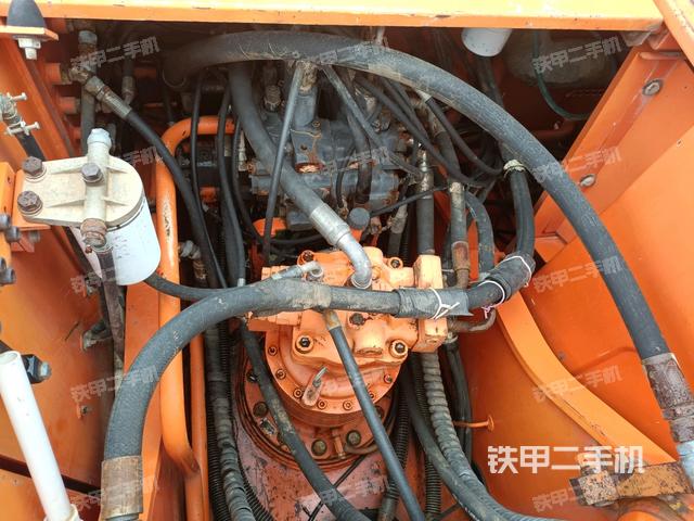 回转马达和主控阀（整机外观）