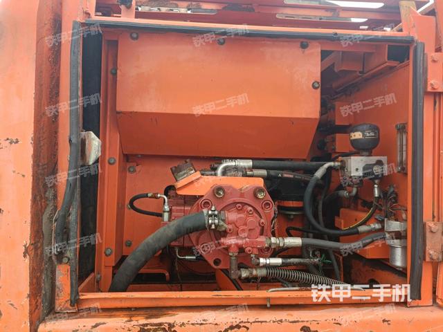 液压泵舱室正面整体（整机外观）