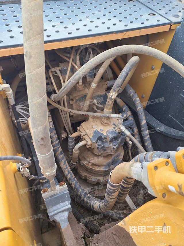 回转马达和主控阀(整机外观) 回转马达和主控阀(整机外观)