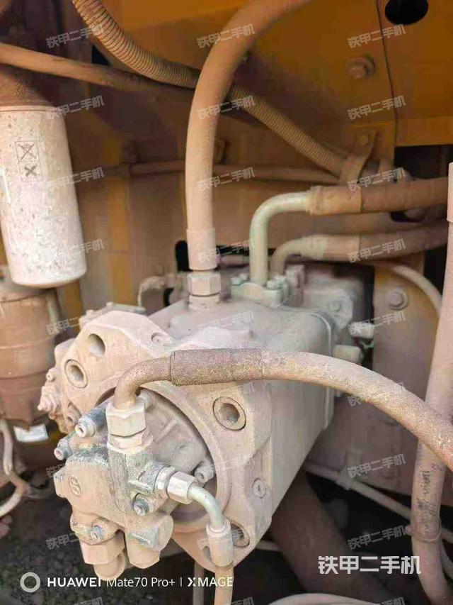 液压泵舱室正面整体（整机外观）