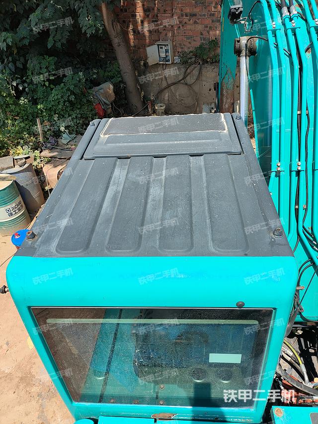 駕駛室頂部(整機(jī)外觀) 駕駛室頂部(整機(jī)外觀)