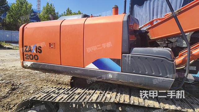 駕駛室頂部(整機(jī)外觀) 駕駛室頂部(整機(jī)外觀)