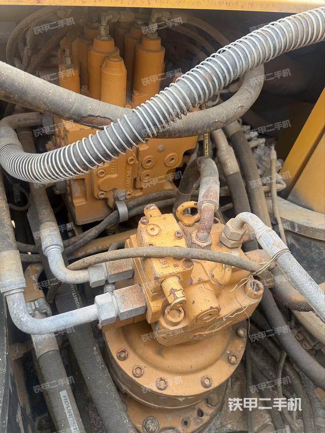 回轉(zhuǎn)馬達(dá)和主控閥(整機(jī)外觀) 回轉(zhuǎn)馬達(dá)和主控閥(整機(jī)外觀)