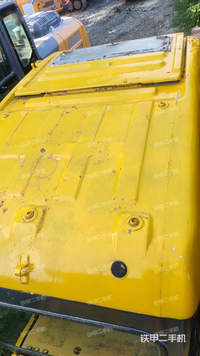 驾驶室顶部(整机外观) 驾驶室顶部(整机外观)