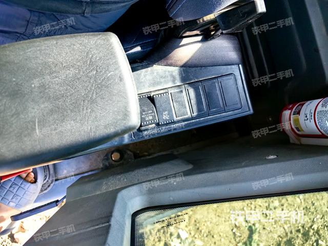 座椅左侧控制台/音响/含左手柄（驾驶室部分）