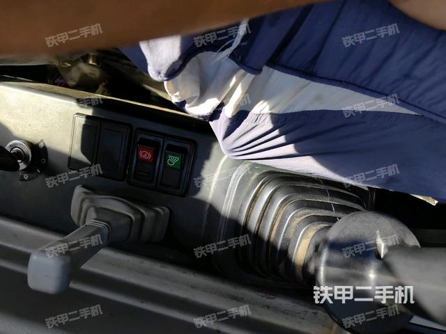 座椅右侧控制台/钥匙门/油门/含右手柄(驾驶室部分) 座椅右侧控制台/钥匙门/油门/含右手柄(驾驶室部分)