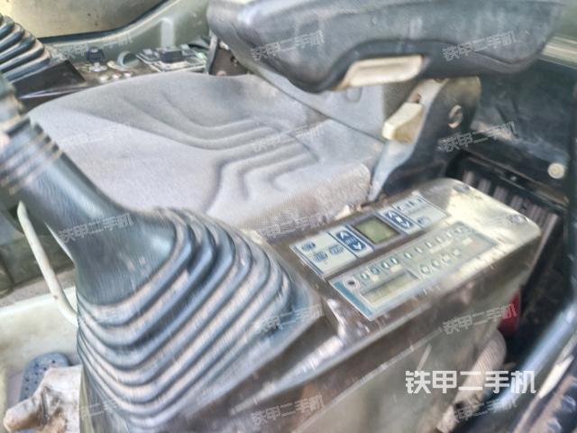 座椅左侧控制台/音响/含左手柄(驾驶室部分) 座椅左侧控制台/音响/含左手柄(驾驶室部分)