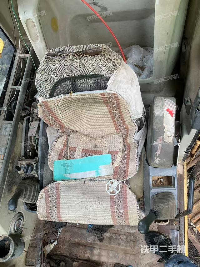 駕駛室整體(整機(jī)外觀) 駕駛室整體(整機(jī)外觀)
