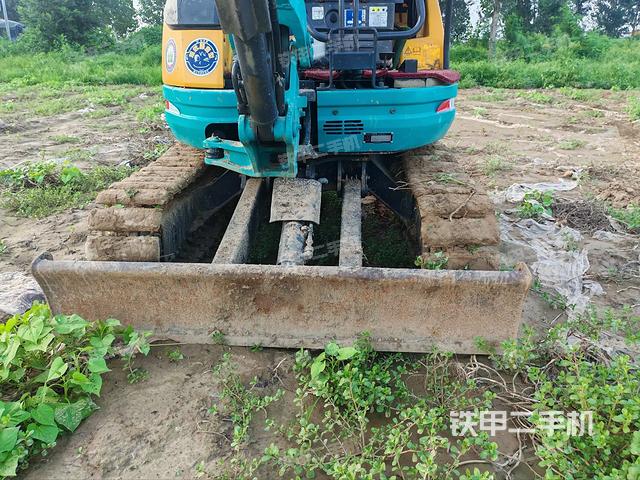 回轉(zhuǎn)馬達(dá)和主控閥（整機(jī)外觀）