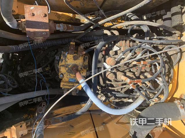 回转马达和主控阀（整机外观）