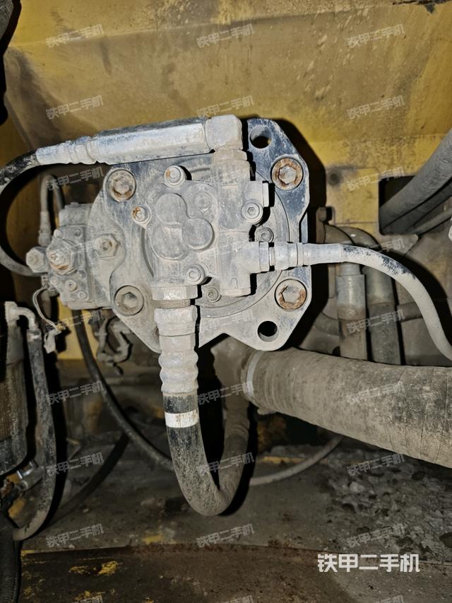 液压泵舱室正面整体（整机外观）