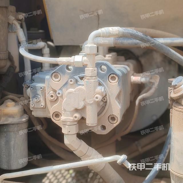 液壓泵艙室正面整體(整機外觀) 液壓泵艙室正面整體(整機外觀)