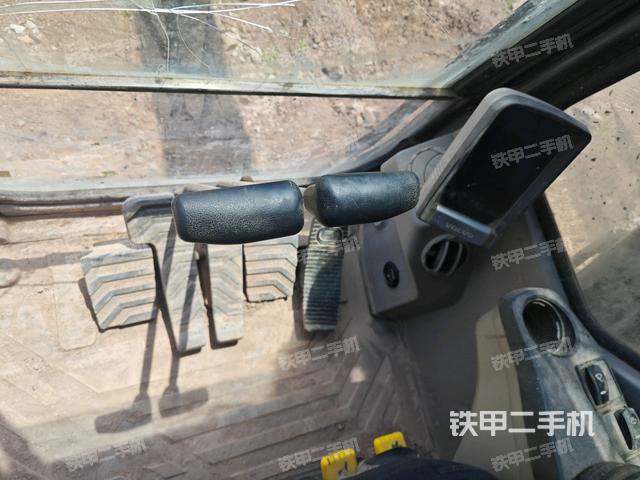 行走控制手柄和踏板 俯拍(驾驶室部分) 行走控制手柄和踏板 俯拍(驾驶室部分)