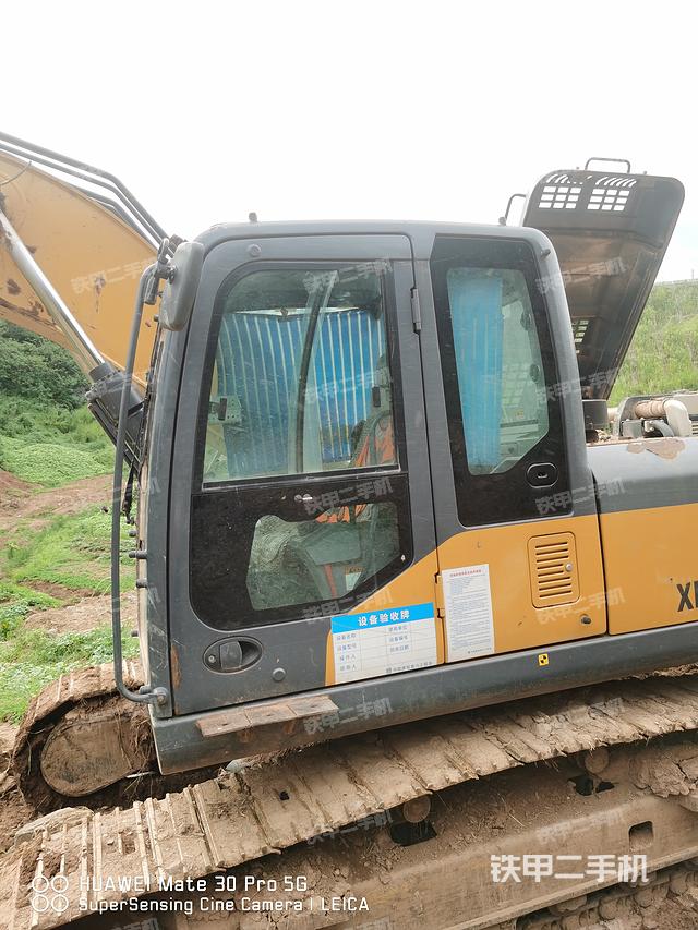 駕駛室頂部(整機(jī)外觀) 駕駛室頂部(整機(jī)外觀)