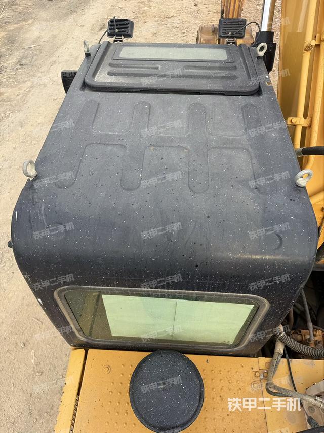 駕駛室頂部(整機(jī)外觀) 駕駛室頂部(整機(jī)外觀)