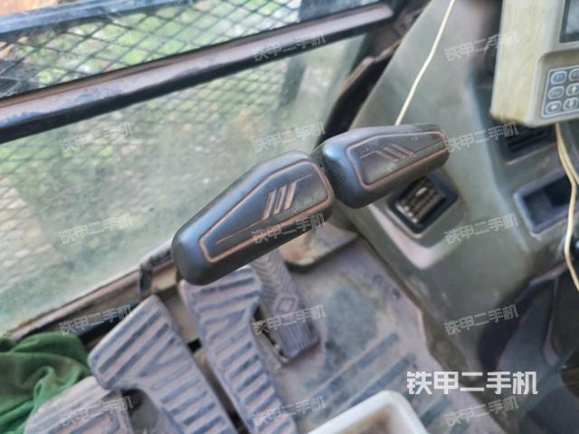 行走控制手柄和踏板 俯拍(驾驶室部分) 行走控制手柄和踏板 俯拍(驾驶室部分)