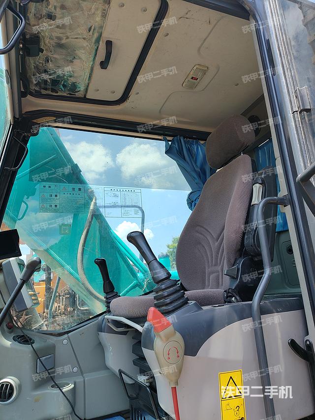 駕駛室整體(整機(jī)外觀) 駕駛室整體(整機(jī)外觀)