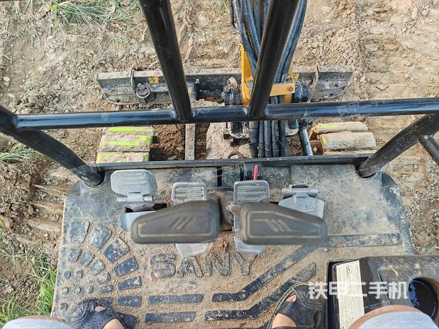 駕駛室頂部（整機外觀）