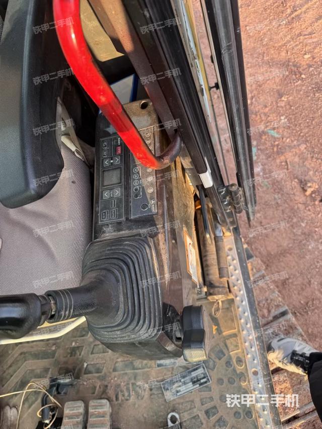 座椅右侧控制台/钥匙门/油门/含右手柄（驾驶室部分）