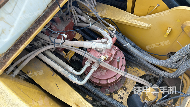 回轉(zhuǎn)馬達(dá)和主控閥（整機(jī)外觀）