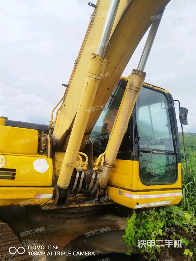 大臂油缸整体 竖拍(工作和回转装置) 大臂油缸整体 竖拍(工作和回转装置)