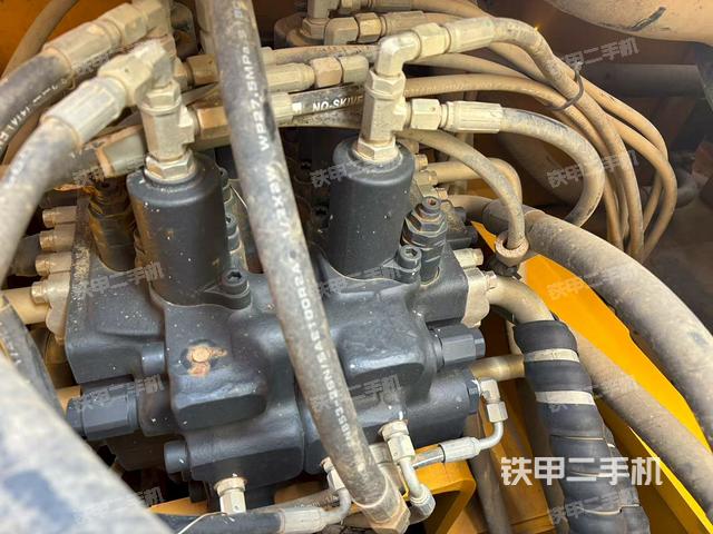 液压泵舱室正面整体（整机外观）