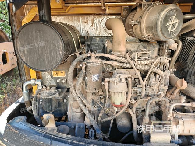 回转马达和主控阀(整机外观) 回转马达和主控阀(整机外观)