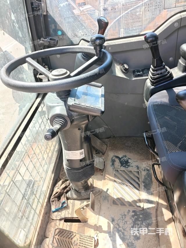 座椅右侧控制台/钥匙门/油门/含右手柄(驾驶室部分) 座椅右侧控制台/钥匙门/油门/含右手柄(驾驶室部分)