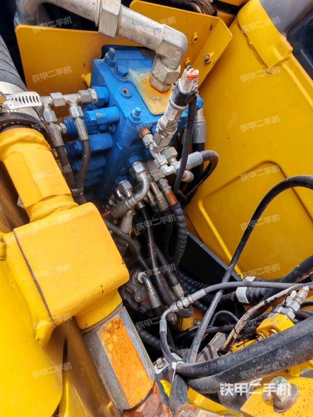 回转马达和主控阀（整机外观）