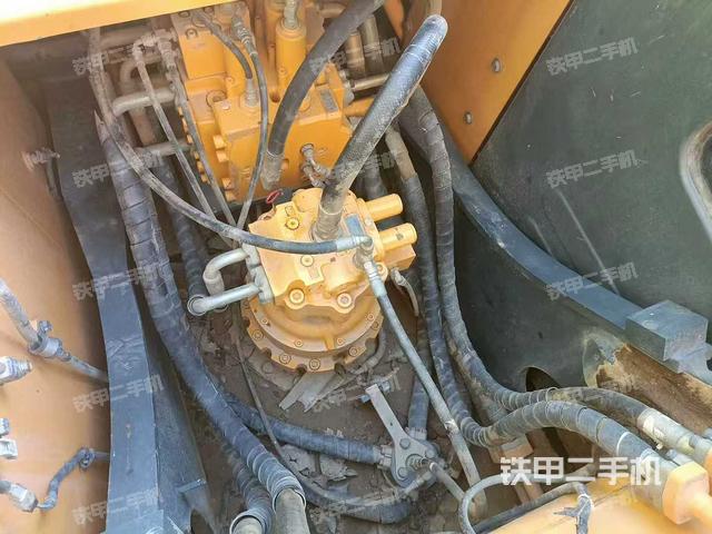 回转马达和主控阀(整机外观) 回转马达和主控阀(整机外观)